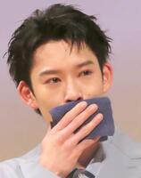 母の手紙に涙する山時聡真