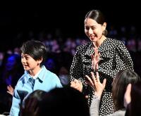 客席を通って登場した矢崎滉（左）と戸田恵梨香＝Ｚｅｐｐ　Ｈａｎｅｄａ（撮影・堀内翔）