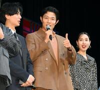サムアップポーズを決める鈴木亮平。左は永瀬廉、右は戸田恵梨香＝Ｚｅｐｐ　Ｈａｎｅｄａ（撮影・堀内翔）