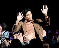 客席を通って登場した鈴木亮平＝Ｚｅｐｐ　Ｈａｎｅｄａ（撮影・堀内翔）