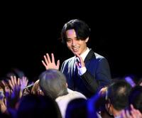 客席から登壇する永瀬廉＝Ｚｅｐｐ　Ｈａｎｅｄａ（撮影・堀内翔）