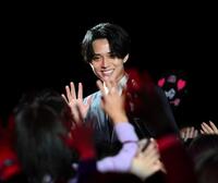 客席から登壇する永瀬廉＝Ｚｅｐｐ　Ｈａｎｅｄａ（撮影・堀内翔）