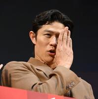 「リブート」ポーズを決める鈴木亮平＝Ｚｅｐｐ　Ｈａｎｅｄａ（撮影・堀内翔）