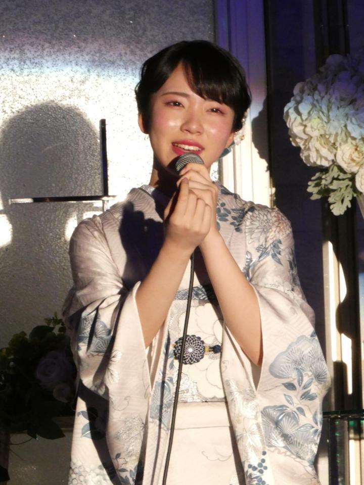 歌唱する梅谷心愛