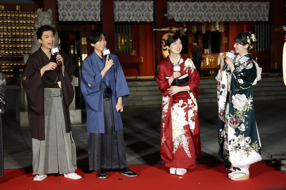 トークで盛り上がる（左から）伊藤健太郎、永瀬廉、吉川愛、片岡凜（撮影・石井剣太郎）