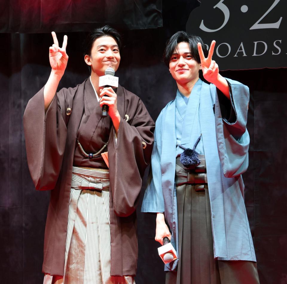 ピースする永瀬廉（右）と伊藤健太郎（撮影・石井剣太郎）
