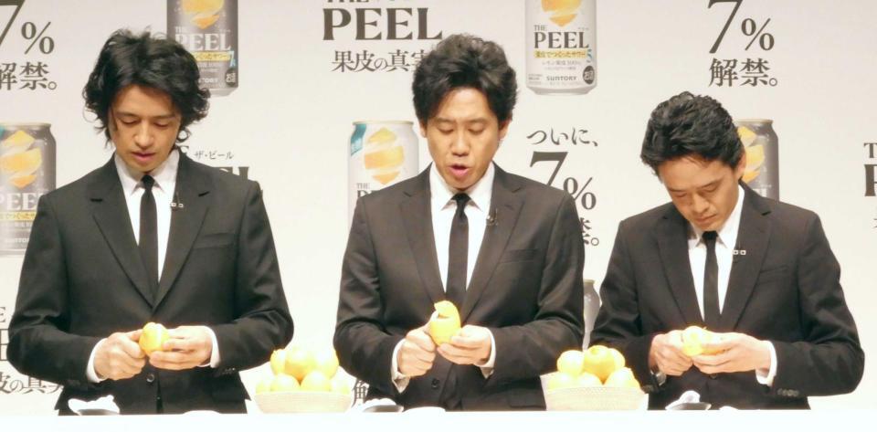　皮剥き対決を行う（左から）斎藤工、大泉洋、池松壮亮