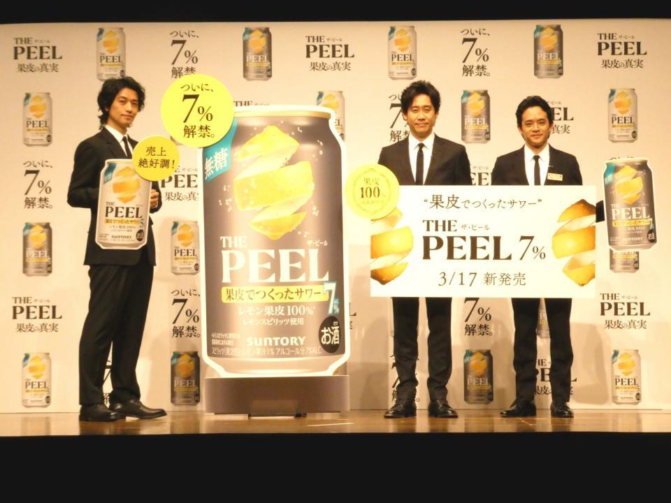 撮影に応じる（左から）斎藤工、大泉洋、池松壮亮