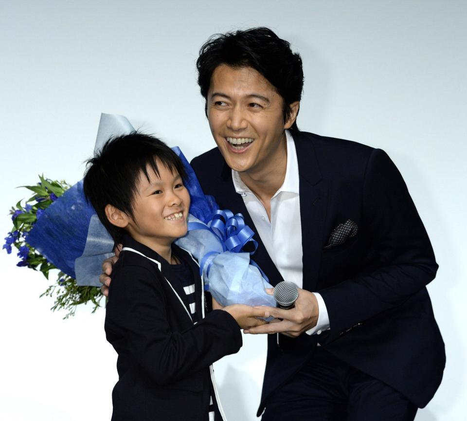 花束を手に山崎光（左）を抱きしめる福山雅治＝２０１３年７月
