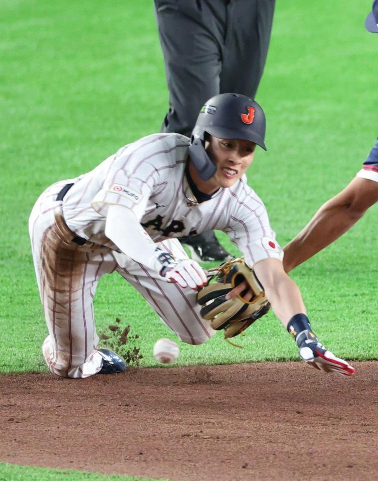 ８回日本無死一塁、ソフトバンク・牧原大成の時二盗を決めるソフトバンク・周東佑京＝東京ドーム（撮影・金田祐二）