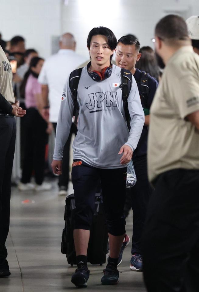 準々決勝でベネズエラに敗れ、宿舎に向かう周東＝３月１４日