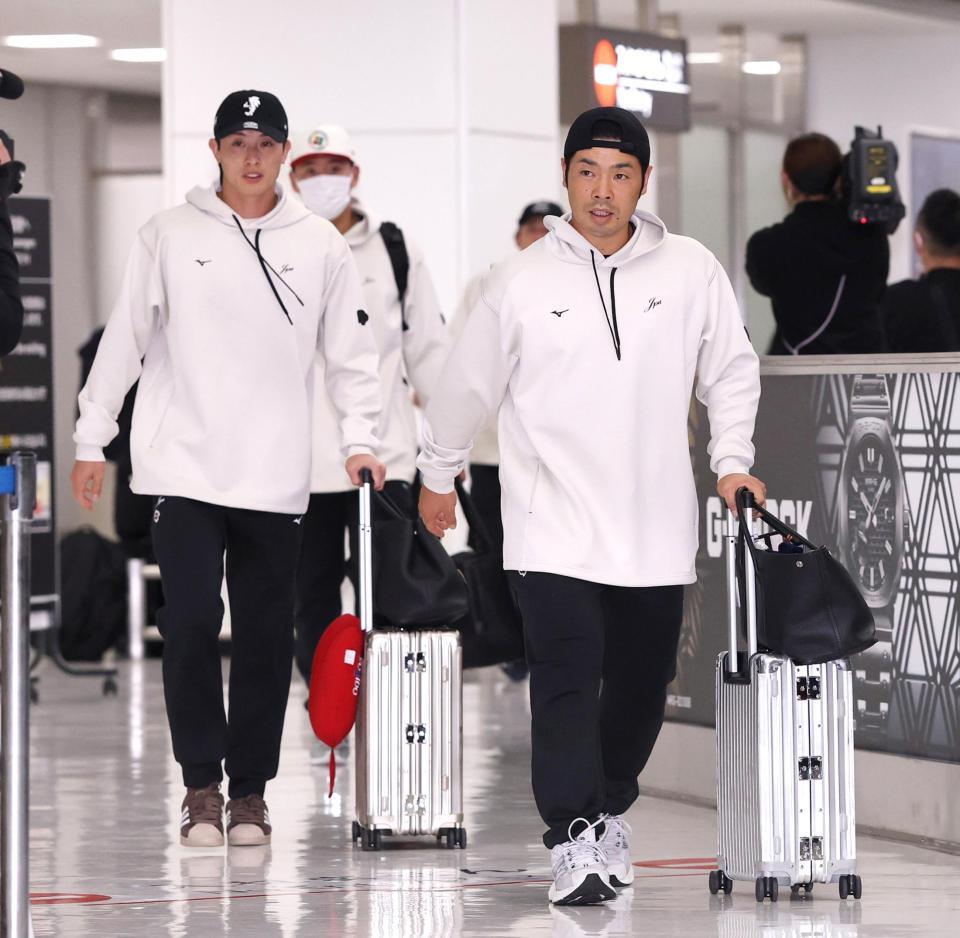 帰国した近藤（右）と周東