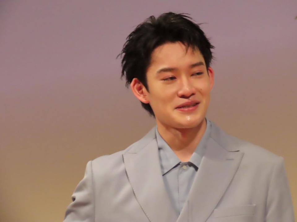 母の手紙に涙を流す山時聡真