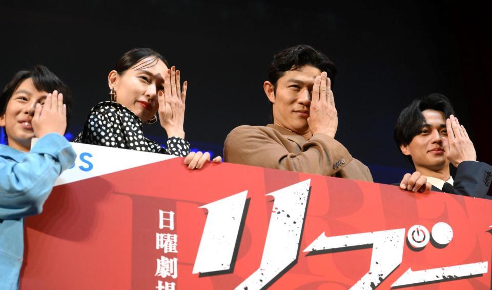 「リブート」ポーズを披露する（左から）矢崎滉、戸田恵梨香、鈴木亮平、永瀬廉＝Ｚｅｐｐ　Ｈａｎｅｄａ（撮影・堀内翔）