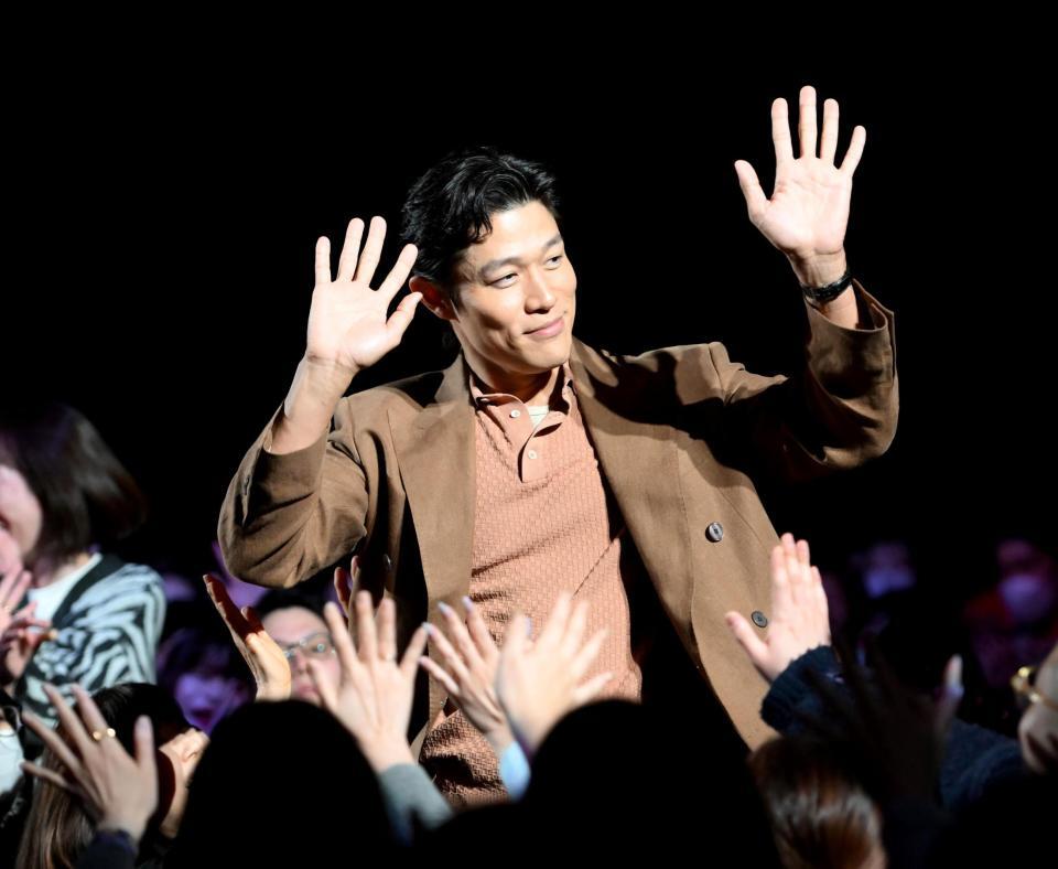 客席を通って登場した鈴木亮平＝Ｚｅｐｐ　Ｈａｎｅｄａ（撮影・堀内翔）