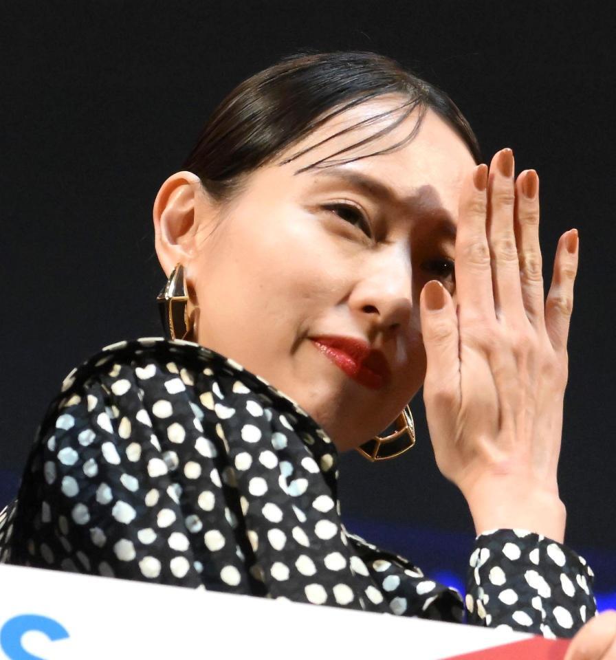 「リブート」ポーズを決める戸田恵梨香＝Ｚｅｐｐ　Ｈａｎｅｄａ（撮影・堀内翔）