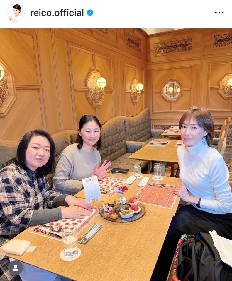常盤貴子（中）との「天地人」女子会を紹介した高島礼子（右）。公式インスタグラム＠ｒｅｉｃｏ．ｏｆｆｉｃｉａｌより