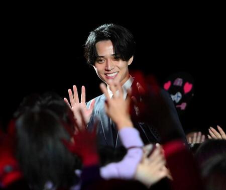 客席から登壇する永瀬廉＝Ｚｅｐｐ　Ｈａｎｅｄａ（撮影・堀内翔）