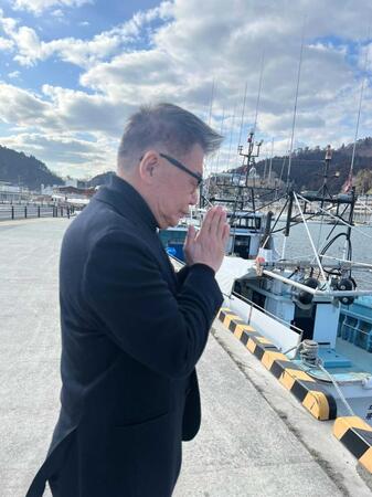 　３月１１日に「気仙沼市東日本大震災追悼式」に出席し、故郷である気仙沼で手を合わせる生島ヒロシ
