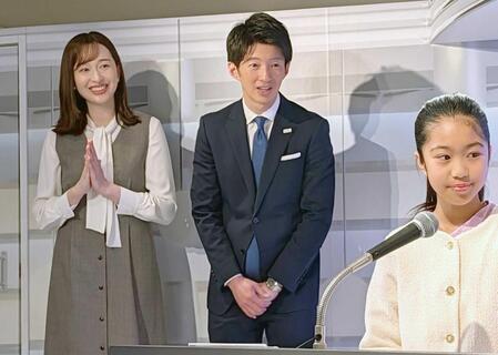 　子どもたちの実演を見守る宇賀神メグアナ（左）と杉山真也アナ