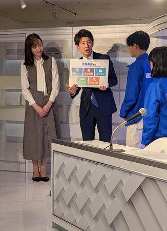 情報番組について説明する杉山真也アナ（右）と宇賀神メグアナ