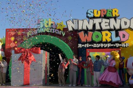 「スーパー・ニンテンドー・ワールド５周年アニバーサリー・セレモニー」にゲスト出演したなにわ男子（撮影・金居みつよし）