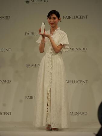 白ワンピース姿で美貌を披露した白石聖