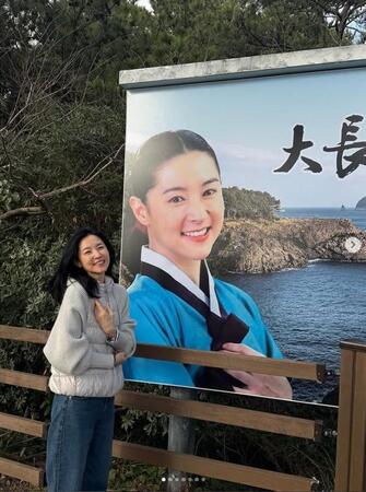 イ・ヨンエの公式インスタグラム＠ｌｅｅｙｏｕｎｇａｅ０８２４より　ドラマ「宮廷女官チャングムの誓い」看板と同じポーズで笑顔を見せるイ・ヨンエ