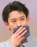 母の手紙に涙する山時聡真　