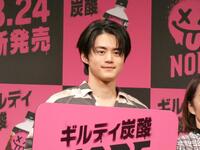 イベントに出席した鈴鹿央士