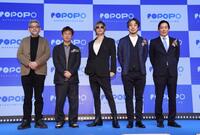 ポーズをとる（左から）庵野秀明氏、川上量生氏、ＧＡＣＫＴ、西村博之氏、矢倉純之介氏（撮影・石井剣太郎）