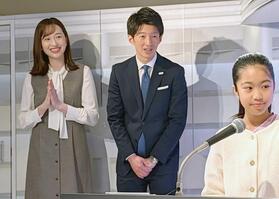 　子どもたちの実演を見守る宇賀神メグアナ（左）と杉山真也アナ