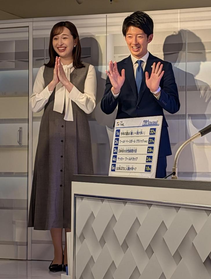 子どもたちの実演に拍手する宇賀神メグアナ（左）と杉山真也アナ