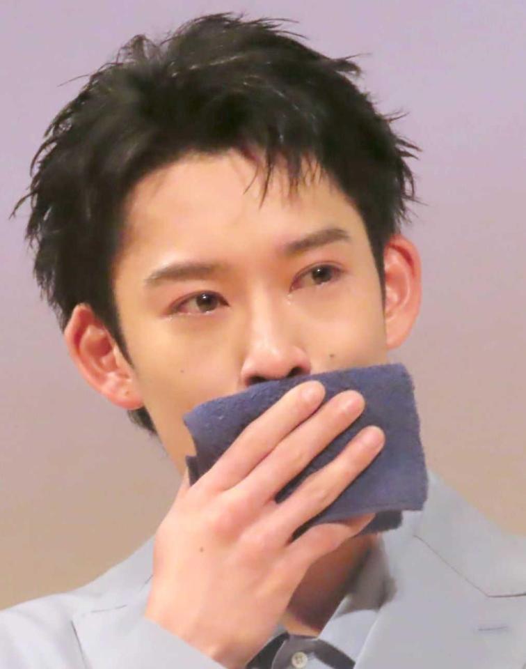 母の手紙に涙する山時聡真　