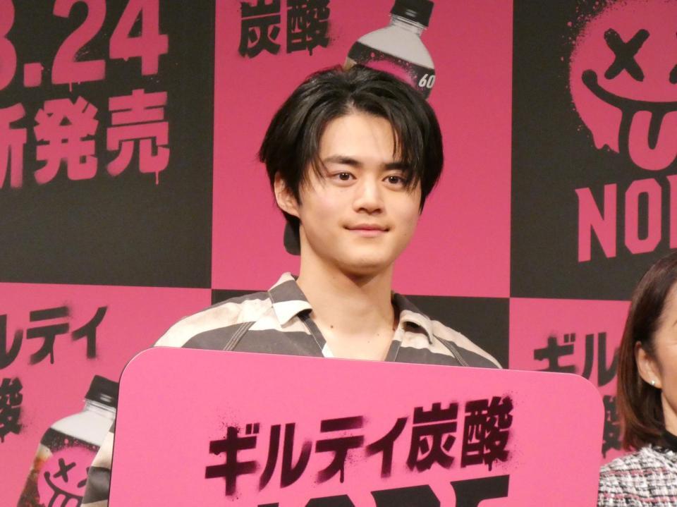 イベントに出席した鈴鹿央士