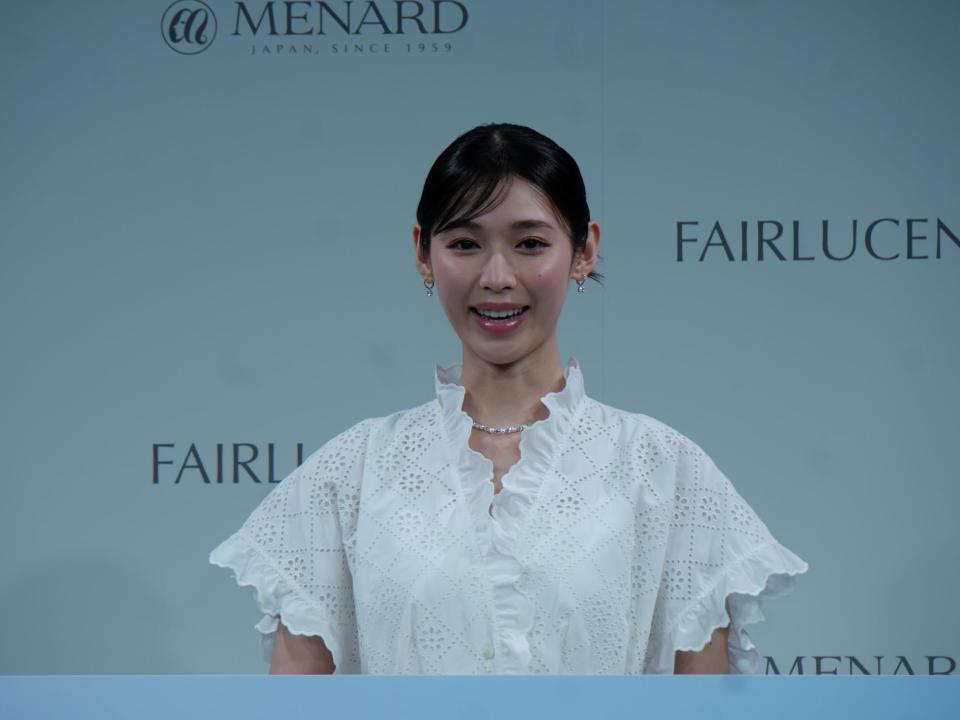 白ワンピース姿で登場した白石聖