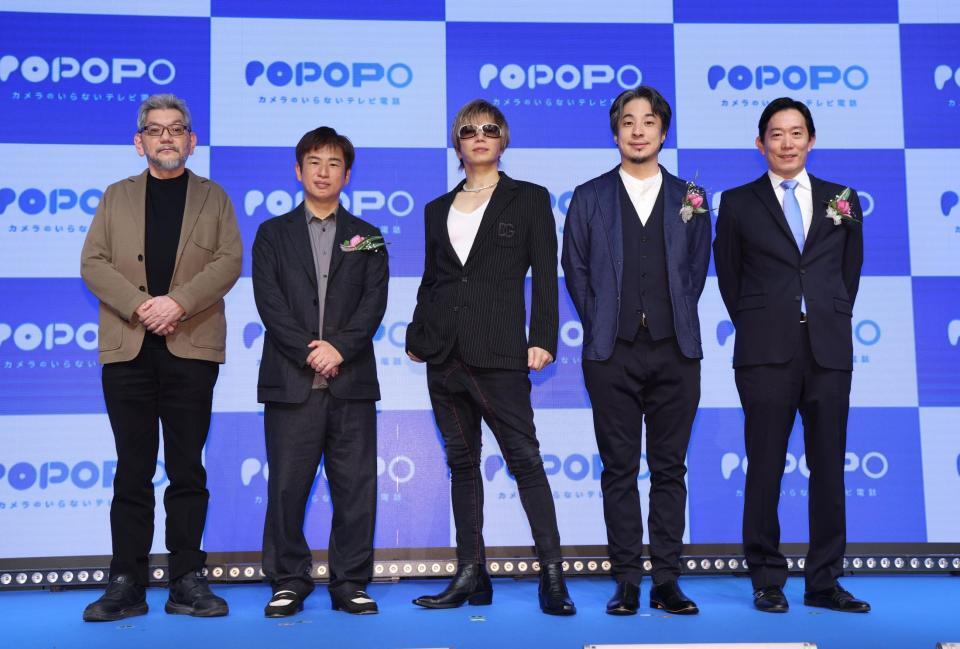 ポーズをとる（左から）庵野秀明氏、川上量生氏、ＧＡＣＫＴ、西村博之氏、矢倉純之介氏（撮影・石井剣太郎）