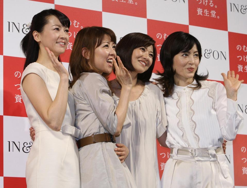 ２０１０年３月、資生堂のイベントに登場した石川秀美さん（右から２人目）