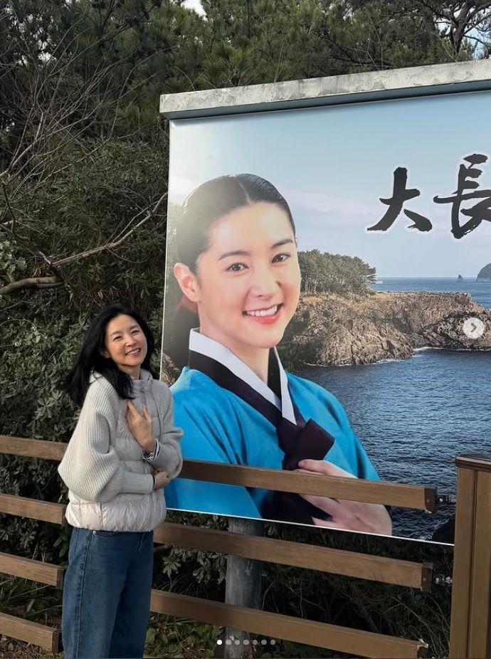 イ・ヨンエの公式インスタグラム＠ｌｅｅｙｏｕｎｇａｅ０８２４より　ドラマ「宮廷女官チャングムの誓い」看板と同じポーズで笑顔を見せるイ・ヨンエ