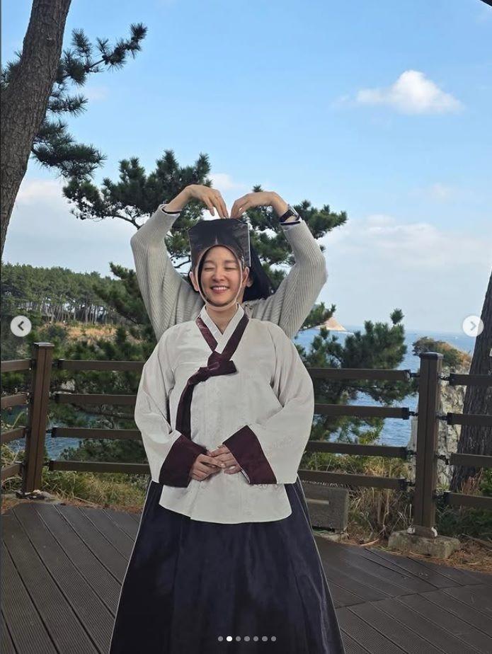 イ・ヨンエの公式インスタグラム＠ｌｅｅｙｏｕｎｇａｅ０８２４より　チャングムのパネルから顔をのぞかせたイ・ヨンエ