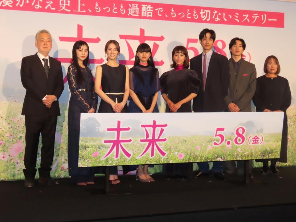 映画「未来」の完成披露上映会に出席した（左から）瀬々敬久監督、近藤華、北川景子、山﨑七海、黒島結菜、松坂桃李、坂東龍汰、湊かなえ氏