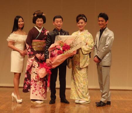 渥美二郎デビュー５０周年ライブに出席した（左から）門松みゆき、小沢あきこ、渥美二郎、若山かずさ、走裕介