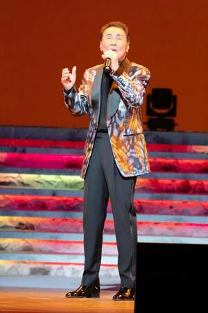 ５５周年コンサートを行った五木ひろし