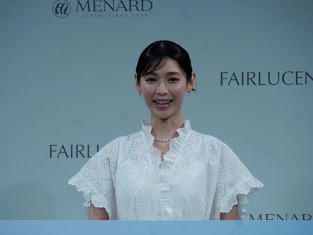 白ワンピース姿で登場した白石聖