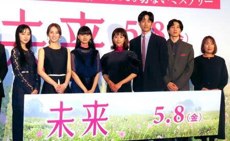 　完成披露上映会に出席した（左から）近藤華、北川景子、山﨑七海、黒島結菜、松坂桃李、坂東龍汰、湊かなえ氏