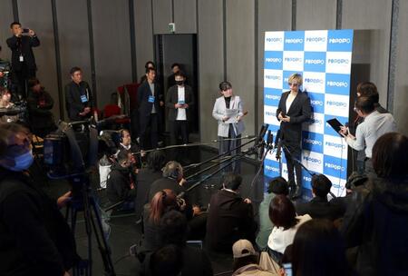 取材に応じるＧＡＣＫＴ（撮影・石井剣太郎）