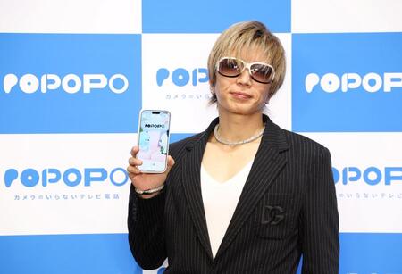 ポーズをとるＧＡＣＫＴ（撮影・石井剣太郎）