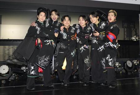 笑顔でポーズを決めるＬｉｅｎｅｌ（左から）高岡ミロ、近藤駿太、武田創世、森田璃空、高桑真之、芳賀柊斗＝東京・新宿三角広場（撮影・西岡正）