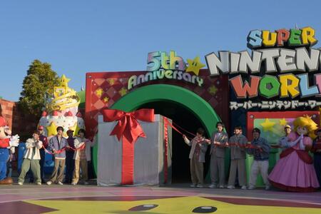 「スーパー・ニンテンドー・ワールド５周年アニバーサリー・セレモニー」にゲスト出演したなにわ男子（撮影・金居みつよし）