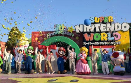 「スーパーマリオ」のキャラクターと共に登場した、なにわ男子（撮影・金居みつよし）